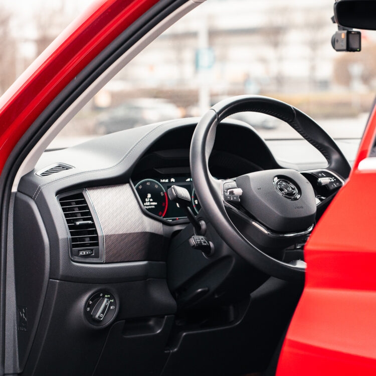 Miejsce kierowcy w Skodzie Kodiaq 2022 – fotel i kokpit