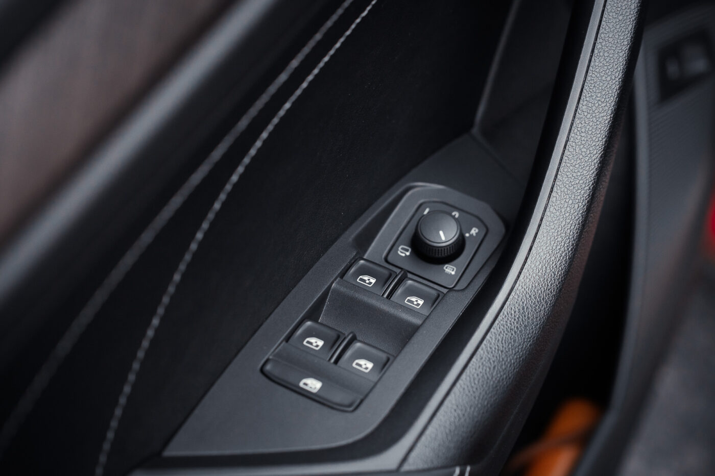 Panel sterowania szybami w drzwiach kierowcy Skody Kodiaq