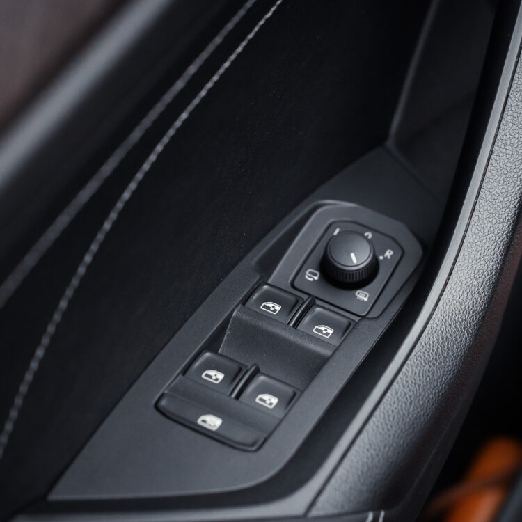 Panel sterowania szybami w drzwiach kierowcy Skody Kodiaq