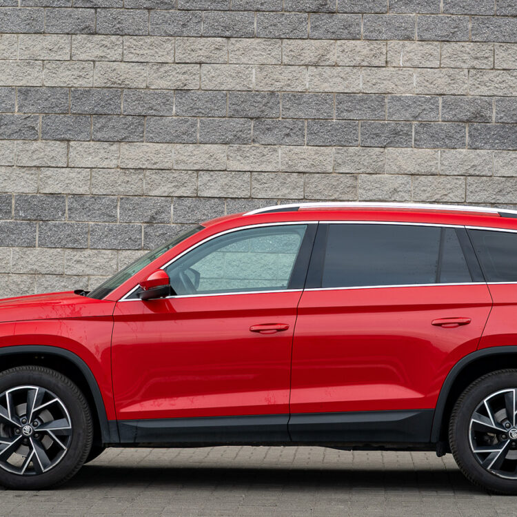 Skoda Kodiaq 2022 z profilu, kolor Red Velvet