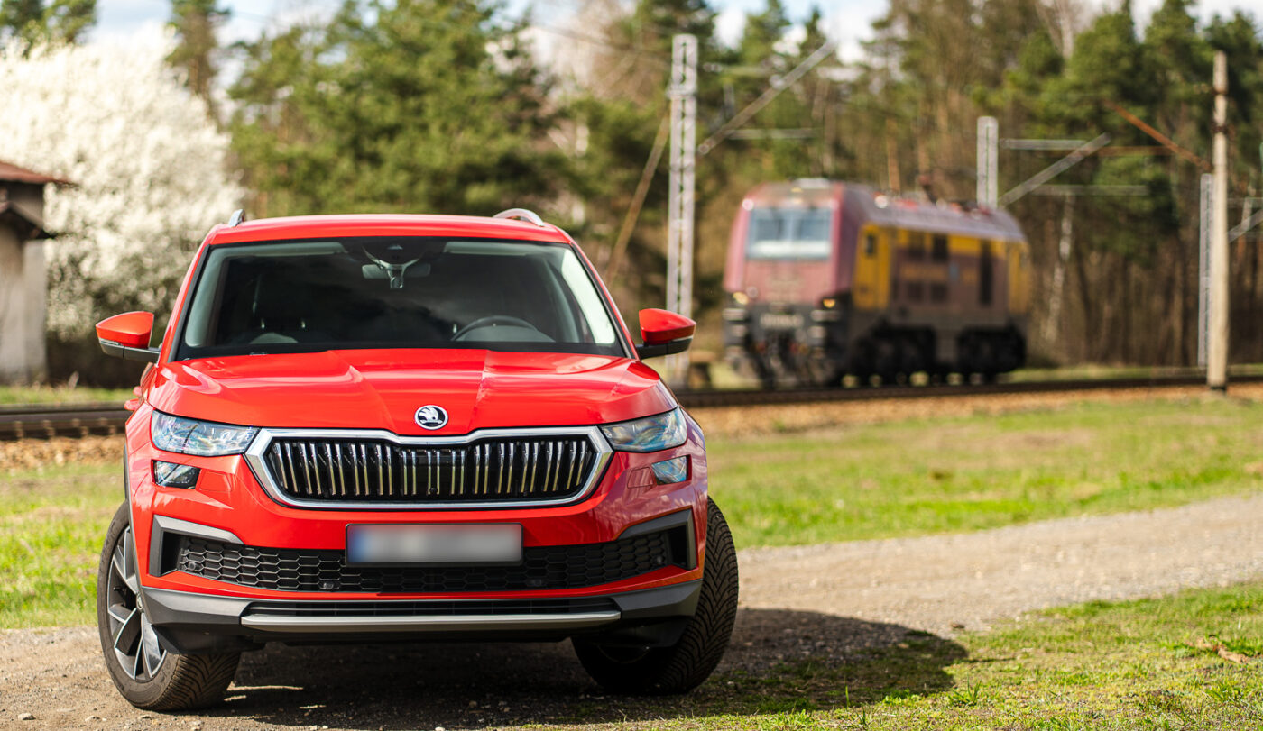 Sesja zdjęciowa Skody Kodiaq z ukazaniem grilla i LED-owych reflektorów w dziennym świetle.