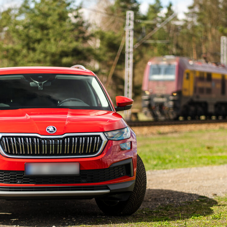 Sesja zdjęciowa Skody Kodiaq z ukazaniem grilla i LED-owych reflektorów w dziennym świetle.