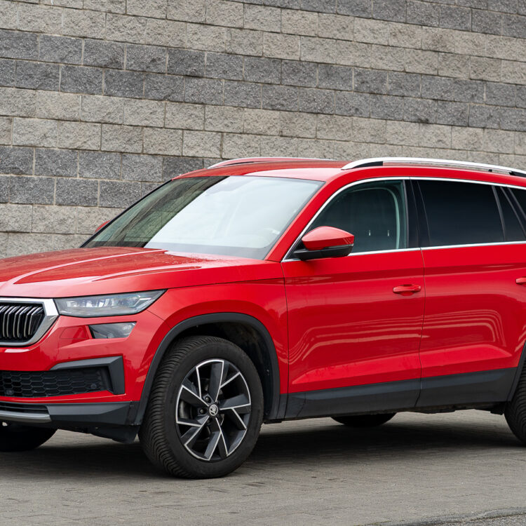 Skoda Kodiaq 2022 Red Velvet przód w świetle dziennym