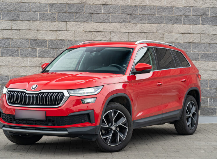 Skoda Kodiaq z lekkiego kąta z przodu