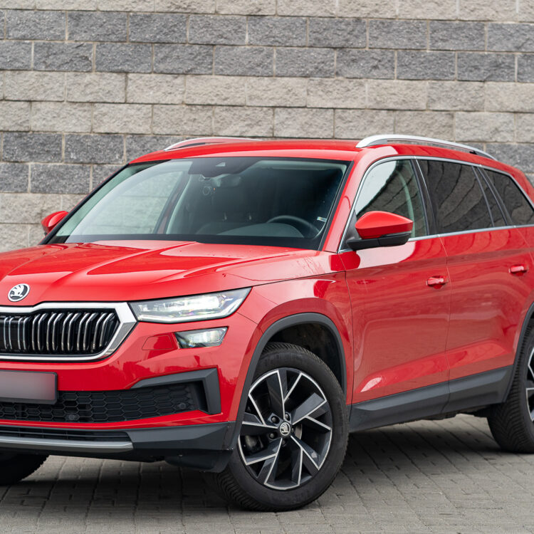 Skoda Kodiaq z lekkiego kąta z przodu