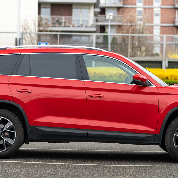 Przód i bok Skody Kodiaq 2022 na parkingu