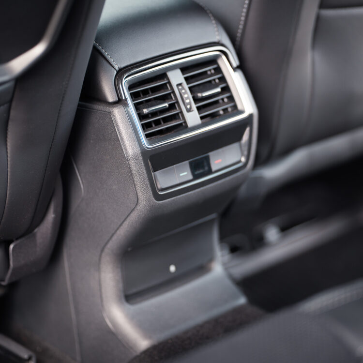 Konsola środkowa z tyłu – nawiewy i porty USB